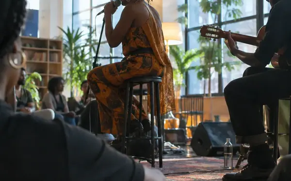 Pourquoi les tournées intimistes redéfinissent l'expérience live de la scène Afro-Soul